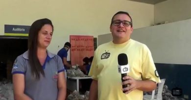 Alunos da Rede Municipal de Educação de Natividade recebem alimentos que seriam destinados a merenda escolar