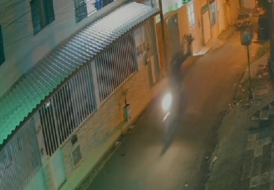 Criminosos ferem três pessoas a tiros e fogem de moto em Itaperuna