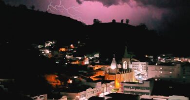 Flagrante do instante exato de um relâmpago iluminando Natividade