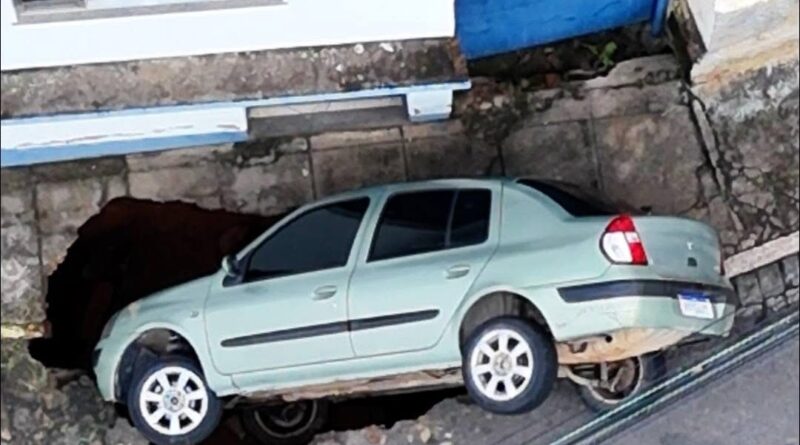 Cratera se abre no Centro de Natividade após fortes chuvas e carro é engolido
