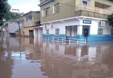 Chuva intensa alaga bairro de Porciúncula após duas horas de chuva contínua
