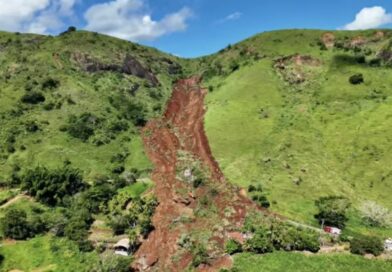 DESLIZAMENTO DE GRANDE PROPORÇÃO INTERDITA TRECHO DA RJ-226 EM NATIVIDADE