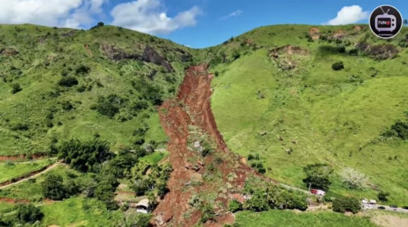 DESLIZAMENTO DE GRANDE PROPORÇÃO INTERDITA TRECHO DA RJ-226 EM NATIVIDADE