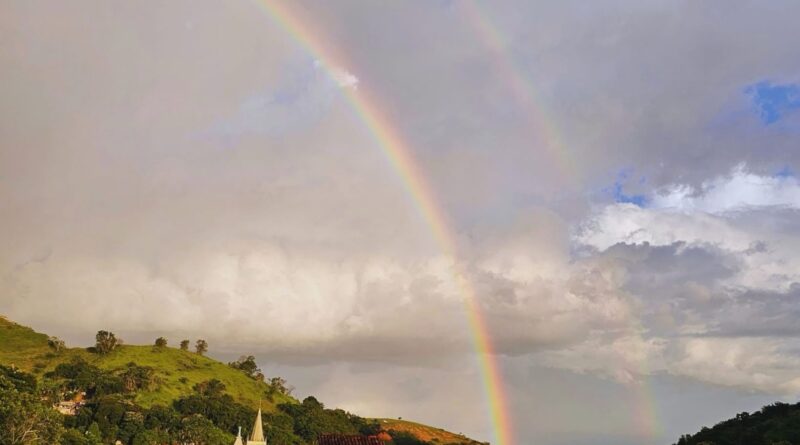 Espetáculo da natureza: arco-íris duplo encanta Natividade-RJ nesta terça-feira (24) 🌈🌈