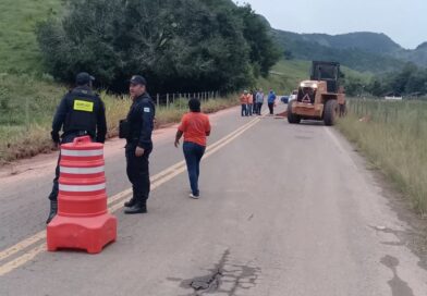 RJ-230 é interditada após erosão causada por chuvas e liberada horas depois entre Porciúncula e Antônio Prado de Minas