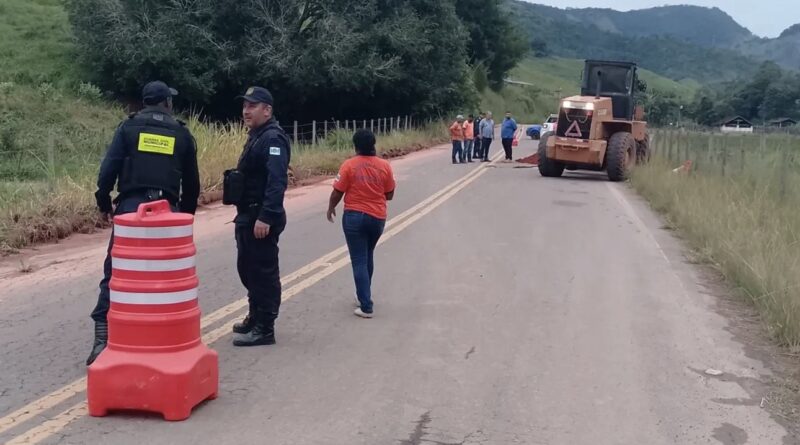 RJ-230 é interditada após erosão causada por chuvas e liberada horas depois entre Porciúncula e Antônio Prado de Minas