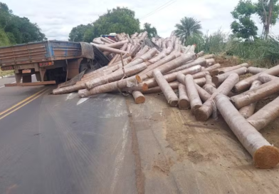 Carreta carregada com rolos de fumo tomba no trevo de Bom Jesus, em Itaperuna
