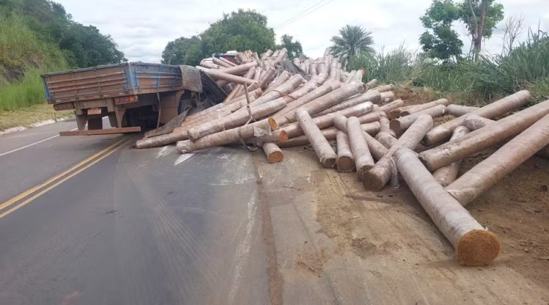 Carreta carregada com rolos de fumo tomba no trevo de Bom Jesus, em Itaperuna