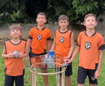 Alunos do Colégio Padrão realizam experimento prático sobre a importância da água