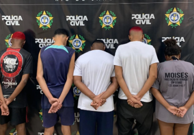 Operação policial prende cinco pessoas e apreende drogas e armas em Itaperuna