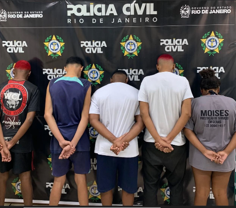 Operação policial prende cinco pessoas e apreende drogas e armas em Itaperuna