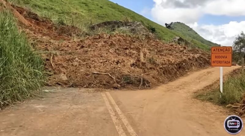 Moradores de Natividade improvisam estrada na RJ-198 após semanas de isolamento
