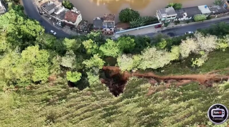 Desprendimento de rocha acende alerta para erosão avançada no bairro do Pito, em Natividade