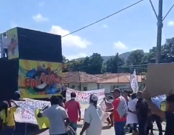 Manifestação por reforma agrária mobiliza integrantes do PT e MST em Bom Jesus do Itabapoana