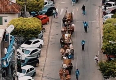 Fé e Tradição: Comitiva com 29 Carros de Bois Segue Rumo a Raposo