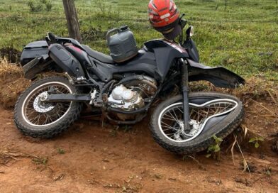 Grave acidente entre moto e Kombi deixa motociclista ferido em Santa Clara, distrito de Porciúncula
