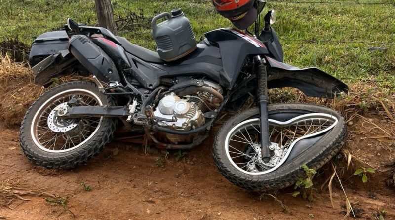 Grave acidente entre moto e Kombi deixa motociclista ferido em Santa Clara, distrito de Porciúncula