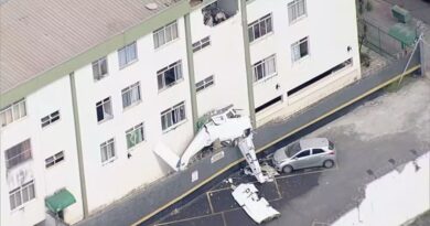 Avião cai em prédio em BH; duas pessoas morrem