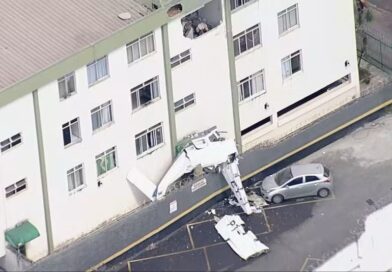 Avião cai em prédio em BH; duas pessoas morrem