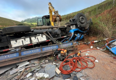 Motorista é resgatado com vida após tombamento de caminhão carregado de granito na estrada entre Muriaé e Miraí