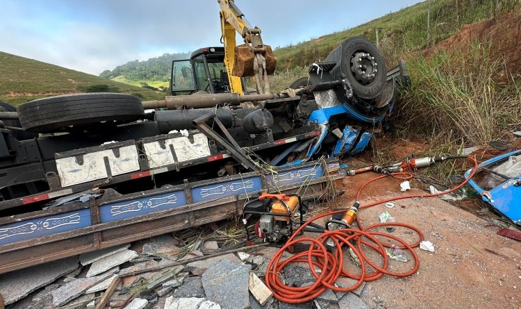 Motorista é resgatado com vida após tombamento de caminhão carregado de granito na estrada entre Muriaé e Miraí