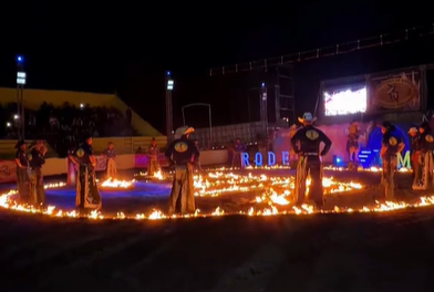Primeira noite da ExpoTombos 2026 reúne multidão e emoção na arena