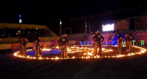 Primeira noite da ExpoTombos 2026 reúne multidão e emoção na arena
