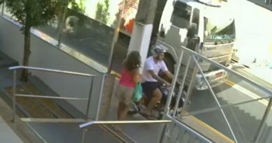 Motociclista sobe em calçada e quase atropela pedestre no Centro de Natividade