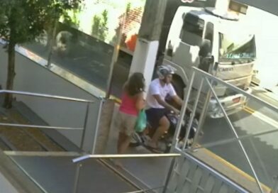 Motociclista sobe em calçada e quase atropela pedestre no Centro de Natividade