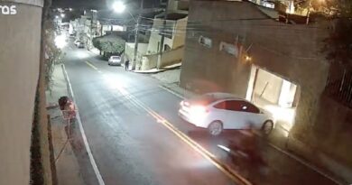 Mesmo com sinalização sonora e luminosa, motociclista colide com carro em Natividade