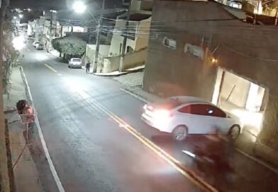 Mesmo com sinalização sonora e luminosa, motociclista colide com carro em Natividade