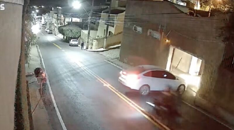 Mesmo com sinalização sonora e luminosa, motociclista colide com carro em Natividade