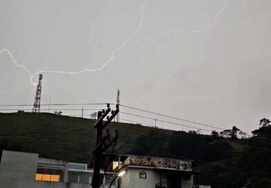 Confira as impressionantes fotos dos raios que cruzaram o céu de Natividade nesta manhã!