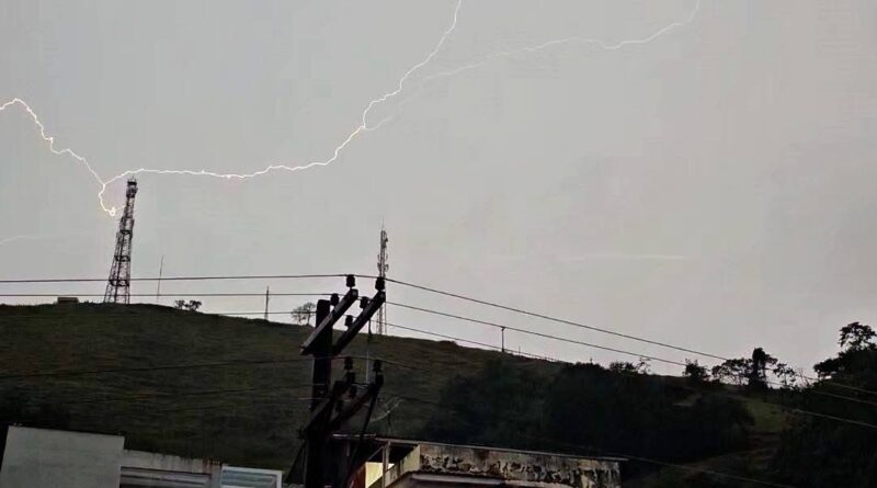 Confira as impressionantes fotos dos raios que cruzaram o céu de Natividade nesta manhã!