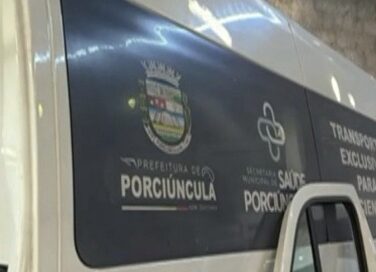 Van da Prefeitura de Porciúncula roubada com pacientes é encontrada em desmanche clandestino na Baixada Fluminense