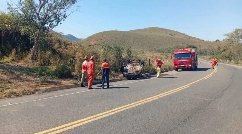 Capotamento na RJ-220 deixa quatro pessoas com ferimentos leves em Natividade