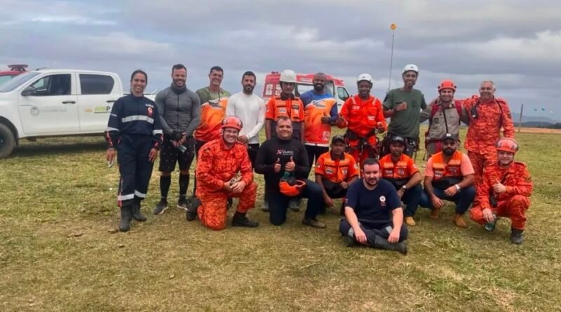 Piloto de parapente é resgatado após ficar preso em árvore na Rampa do Voo Livre em Porciúncula