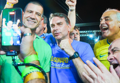 Flávio Bolsonaro reúne multidão em Itaperuna durante agenda de campanha