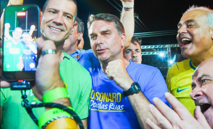 Flávio Bolsonaro reúne multidão em Itaperuna durante agenda de campanha
